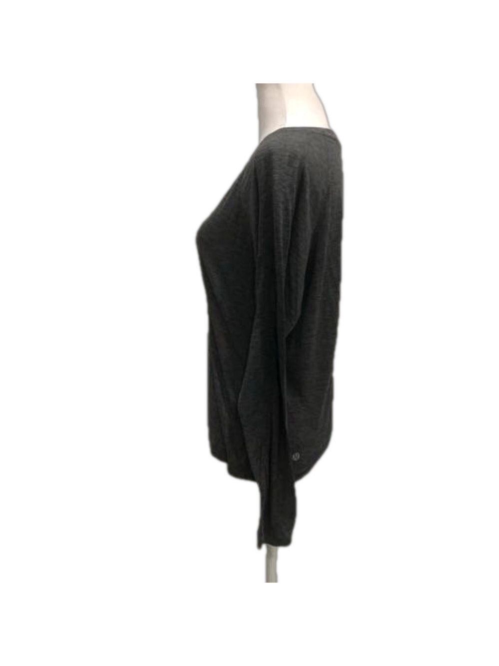 🍋 Lululemon Box It Out gray long sleeved top. Split back base layer - Picture 2 of 10